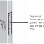 Porta Pivotante Lambris Acab. Branco C/Puxador Dir. 223,5×126,2×12