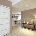Porta Pivotante Lambris C/Friso e Puxador Acab. Branco 223,5×126,2×12