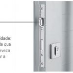 Porta Social Pivotante C/Lambris e Puxador Horiz. Alumifort Dir. Br. 216x100x8